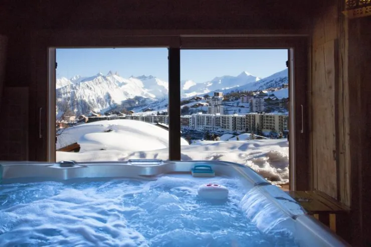 jacuzzi intérieur avec vue sur les aiguilles d'Arves