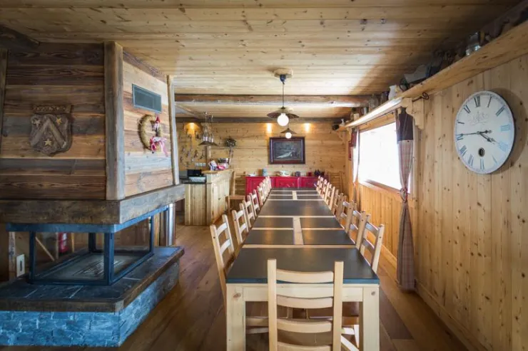 table à manger 18 personnes et 23 avec extension