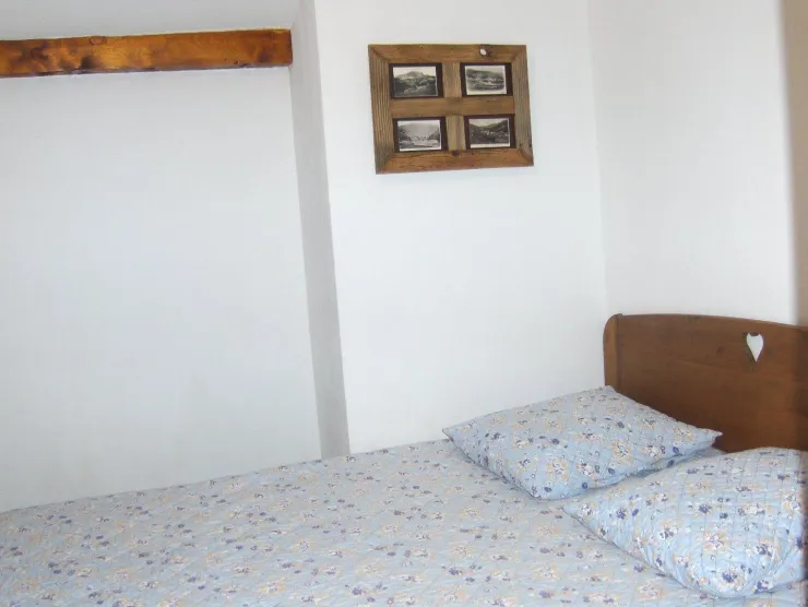 Chambre 2
couchage 2 personnes lit 140 cm + placard