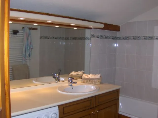 salle de bain longueur du plan 1.5m    
avec lave linge 