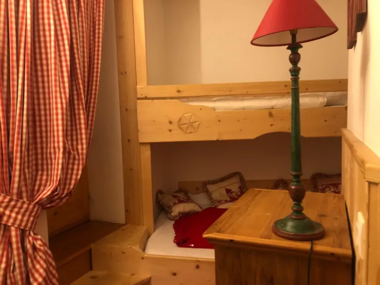 Chambre 2 (1er étage) : lits superposés (lit du bas 130 cm et lit du haut 90cm)