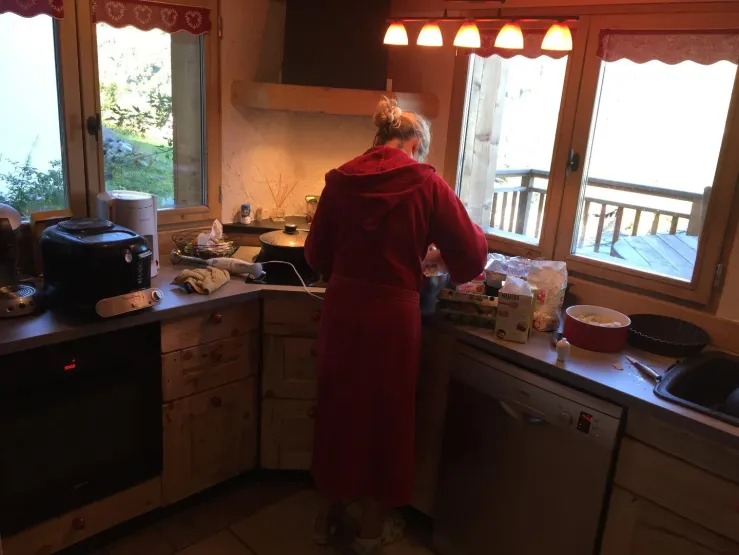 cuisine très équipée comme à la maison .Frigo américain, beaucoup de rangement. De quoi régaler toute la famille et les amis.