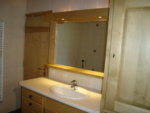 salle de bain avec baignoire et toilette