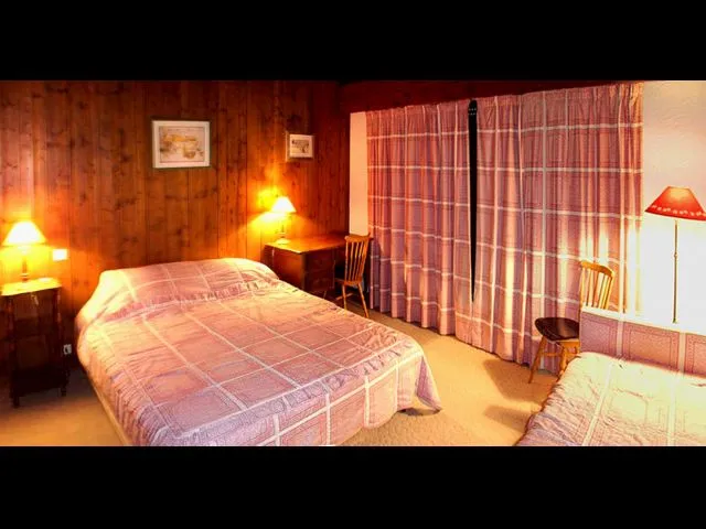 Chambre propriétaire (1 Lit double et 1 lit simple). Avec balcon privé sur le Mont-Blanc.