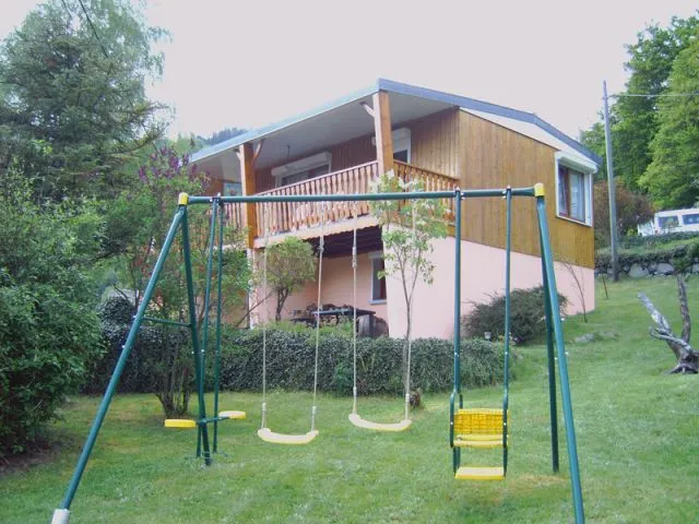 chalet avec balançoire enfant et terrain 