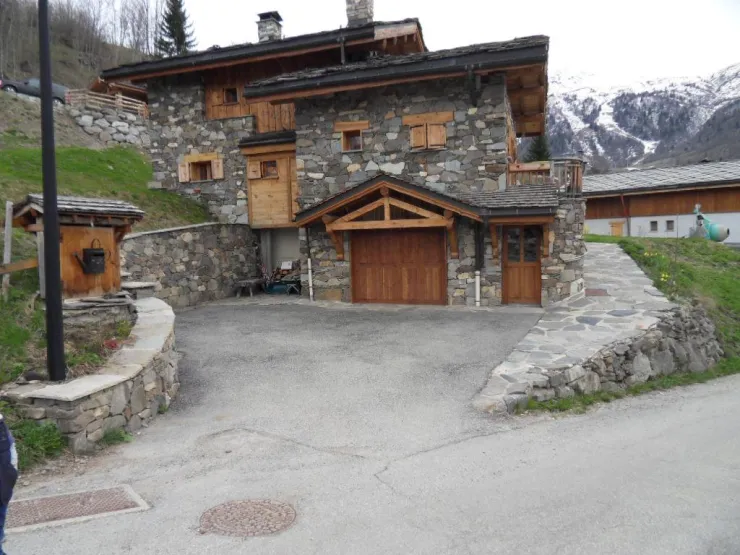 Arrivée, parking pour 4 voitures