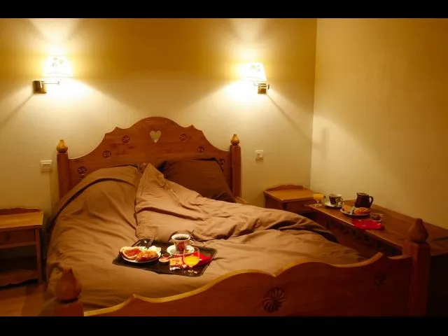 Une chambre avec lit double de 140x190.