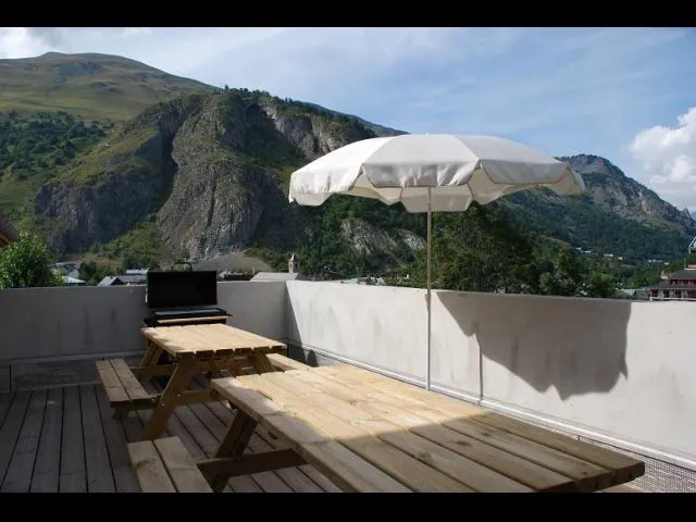 Une terrasse privee de 20 m² qui avec une vue exceptionnelle sur les montagnes, le village, le jardin d enfant de l ESF et la piste de luge.
