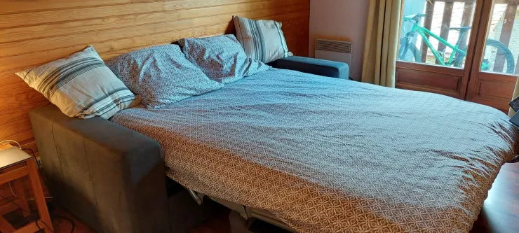 Canapé lit neuf avec couchage quotidien de qualité, avec sommier à lattes et matelas confort.