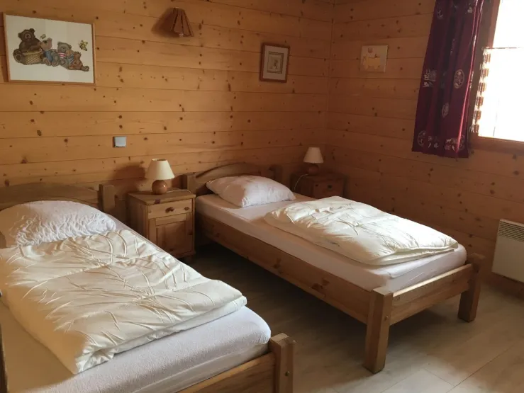 Bedroom 2 (two single beds)