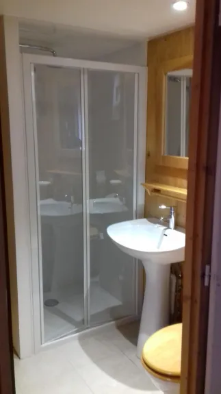 Salle d'eau (douche, lavabo, Wc)
