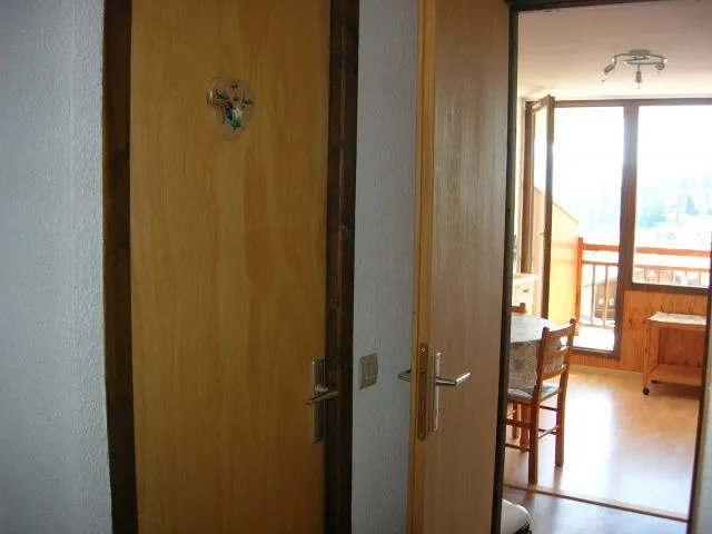 Vue de l'entrée vers le séjour