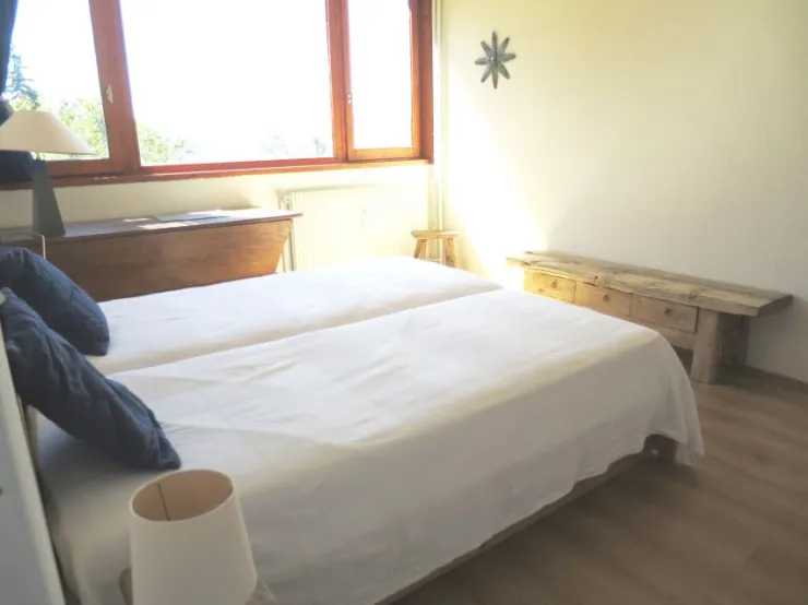 1ère chambre avec 2 lits simple