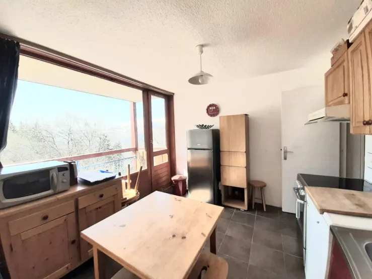 Coin repas cuisine et balcon