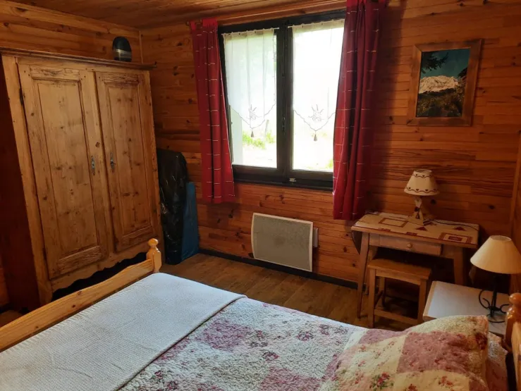 chambre 1 avec 1 lit 2 places, et 1 lit bébé.