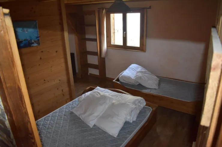 RDC : Chambre N°1 avec un lit double ( 140x190) et un lit simple (90x190)