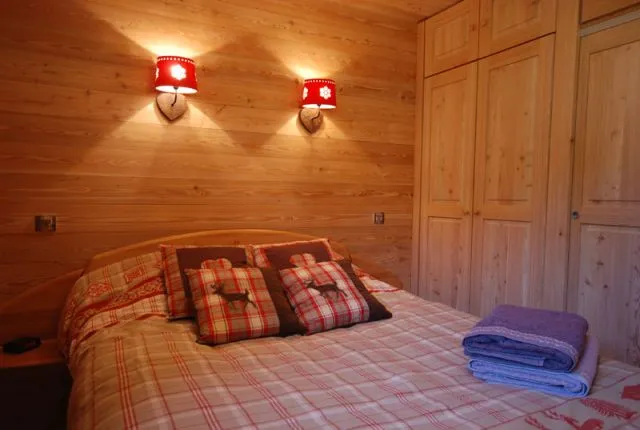 Chambre 1 : 1 lit double en 140 avec couette et taies carrées 60 x 60