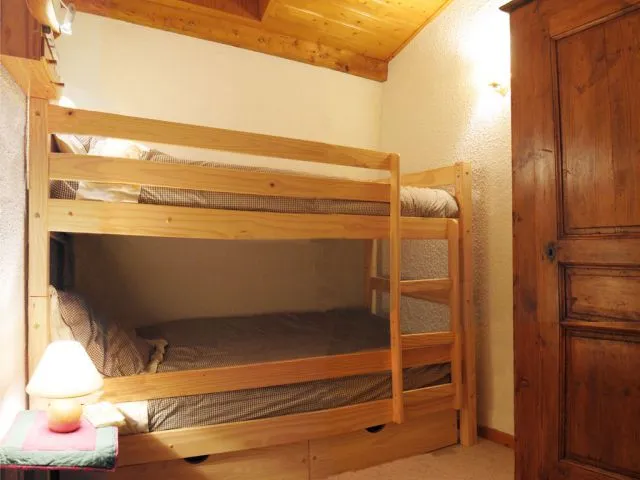 La chambre à deux lits superposés