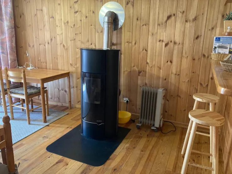 poêle à granulés datant de 2025. Bonne capacité de chauffage largement suffisante pour tout l'appartement à condition de laisser circuler la chaleur vers les autres pièces