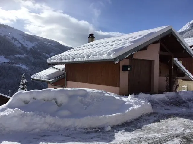 the garage integrated in the cottage receives a car, the other possible vehicles park in the street taking care to leave enough space to let pass the snowplow