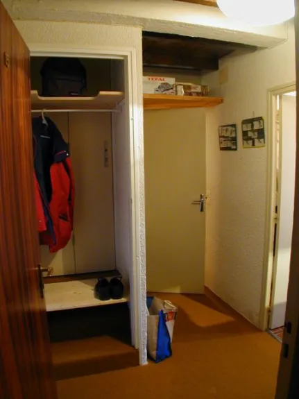 communication avec l'appart du  haut fermée transformée en penderie (lorsqu'un seul des 2 appartements est loué)