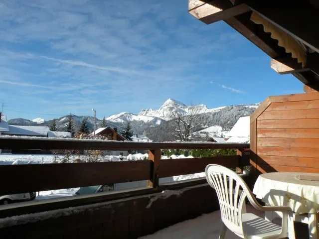 Vue sur le Mont charvin et la chaine des Aravis.