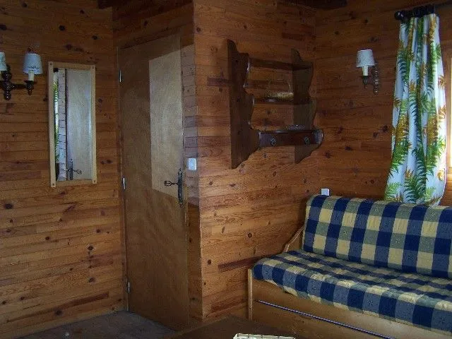 L'entrée se fait depuis un sas/débarras chauffé pour matériels à skis chaussures et vêtements divers. 