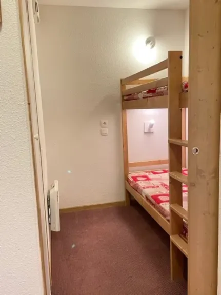 chambre lits superposés + placard de rangement