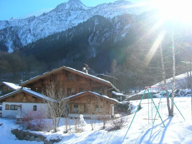 chalet typiquement   savoyard  3*** en hivert 6 PERSONNE ENFANT BÉBÉ ADULTE COMPRIS   jardin grand champ devant  lit fait et serviette de bain offert 2 ch 500m des pisteS centre des houches a 200m navette commerce restaurent chamonix a 7 klm    