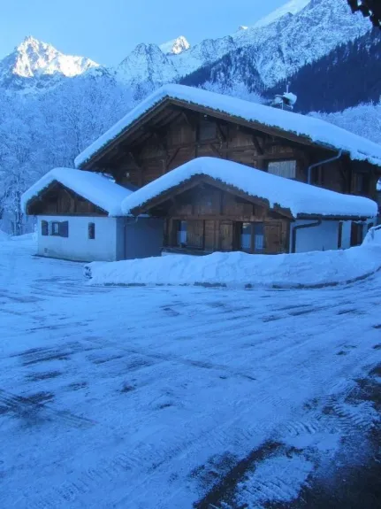 ce magnifique bas de chalet 3* classement mai 2022  en hiver avec tout le confort  n hésité pas il et fait pour que vous passé des vacance inoubliable a 500m des pistes  