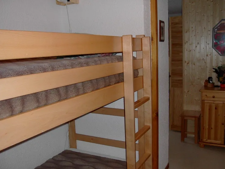 2 Lits superposés dans l'entrée (coin fermé par une porte)