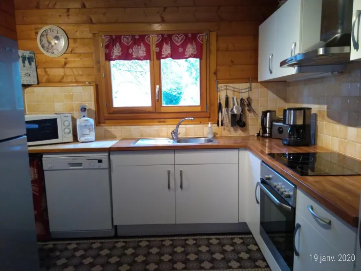 cuisine équipée : frigo-congélateur, lave-vaisselle, four, plaque vitro-céramique, cafetière, cafetière tassimo, micro-ondes, bouilloire, grille-pains, appareil à raclette, crêpière, batteur, mixeur