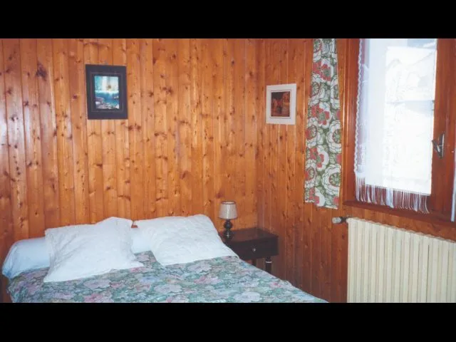 une des 2 chambres, avec lit 2 place
