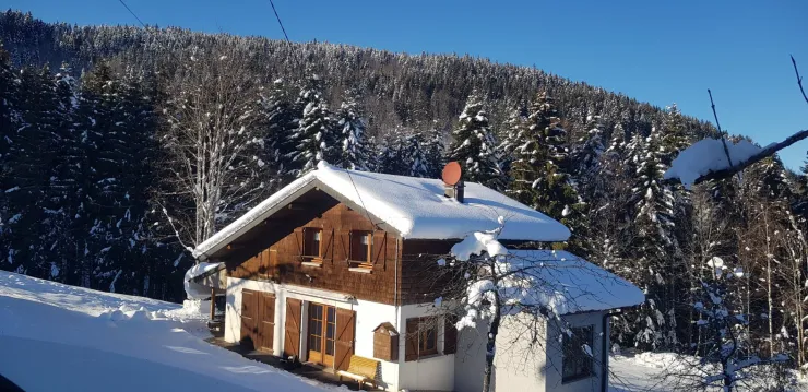 Chalet en hiver (vue de face)