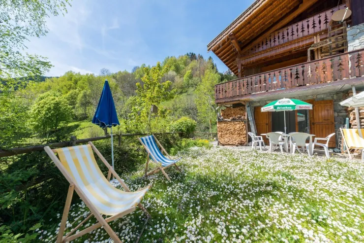 farniente ...les chaises longues vous attendent...les parasols et le barbecue aussi... venez déjeuner sur la terrasse...et profitez du jardin...
