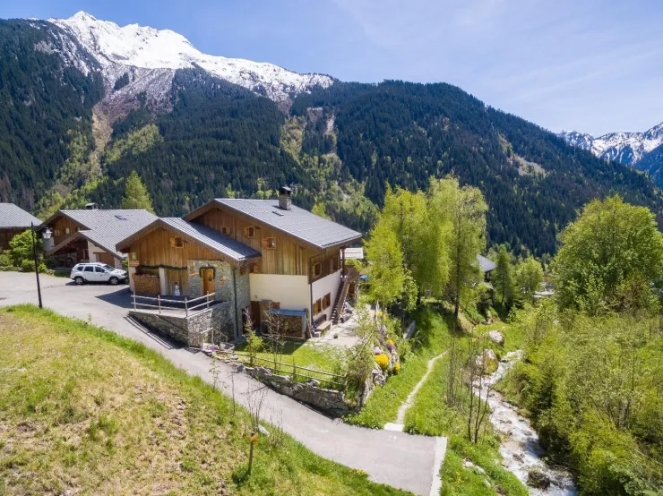 le chalet domine le torrent et un joli chemin qui vous conduit au village...