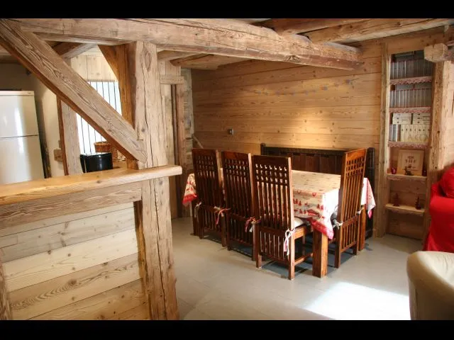 La partie salle à manger pour 8 personnes