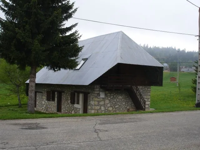 Le chalet est situé en bordure de la route de Carcey.