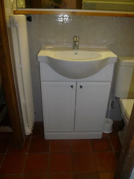  Salle de bain . WC. Lavabo avec petite armoire pour objets de toilette