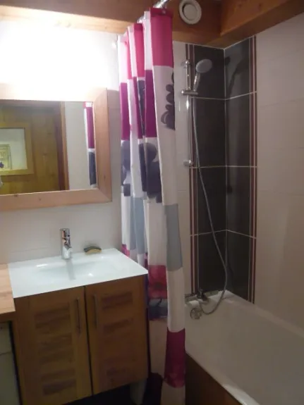salle de bain avec baignoire
