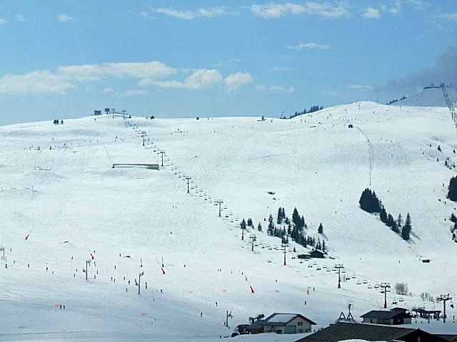 Les pistes et le mont Bisanne vus du balcon.
