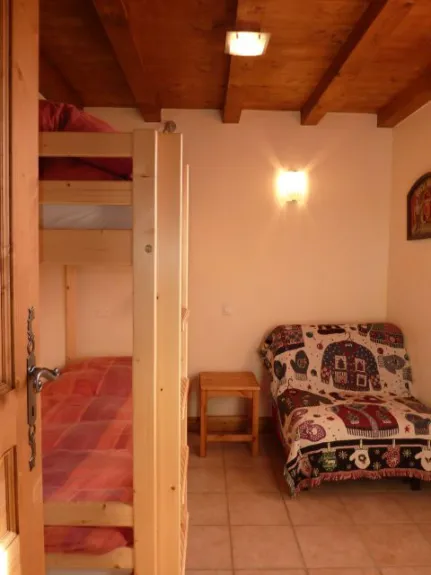 3éme chambre équipée de 2 lits superposés et d'un lit simple (fauteuil sur la photo)
