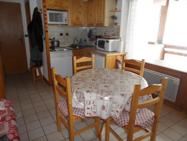 Kichenette avec lave-vaisselle,frigo,micro-ondes, Plaques cuisson et four. Table avec rallonge + 2 chaises pliantes