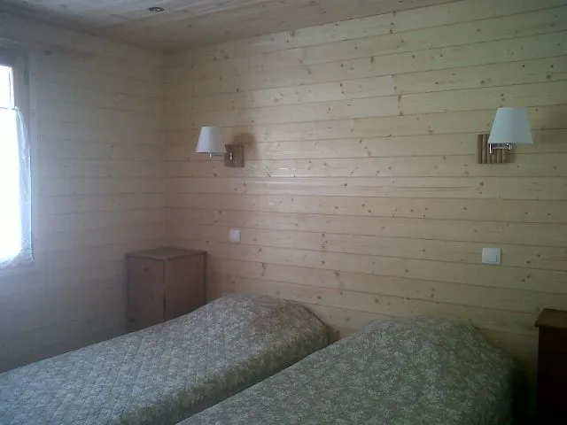 Chambre avec 2 lits 90x190 et un placard.