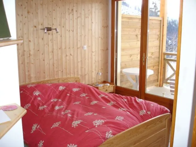 La chambre avec un lit double, bureau, vue sur le belledonne.