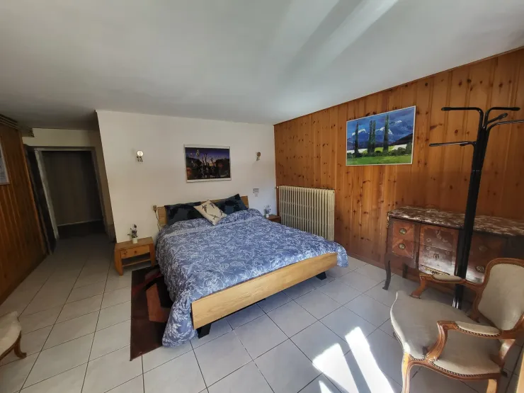 Chambre rez de chaussée avec salle de bain attenante. 