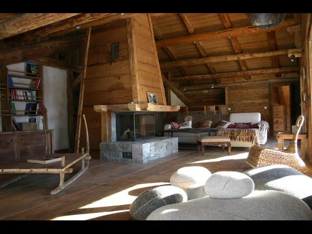 Salon de la grange avec coin détente et cheminée