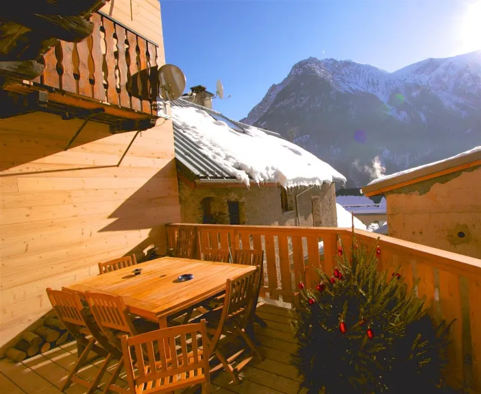 Terrasse couverte avec barbecue et parasol, Vue au sud sur la Muzelle