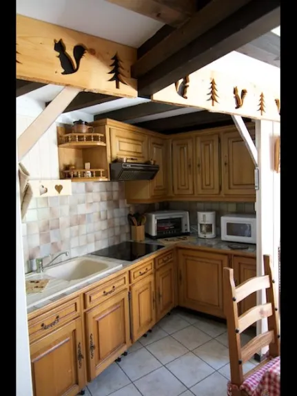 Cuisine très équipée avec appareil à raclette, à fondue, pierrade, crepière, bouilloire, cafetière.