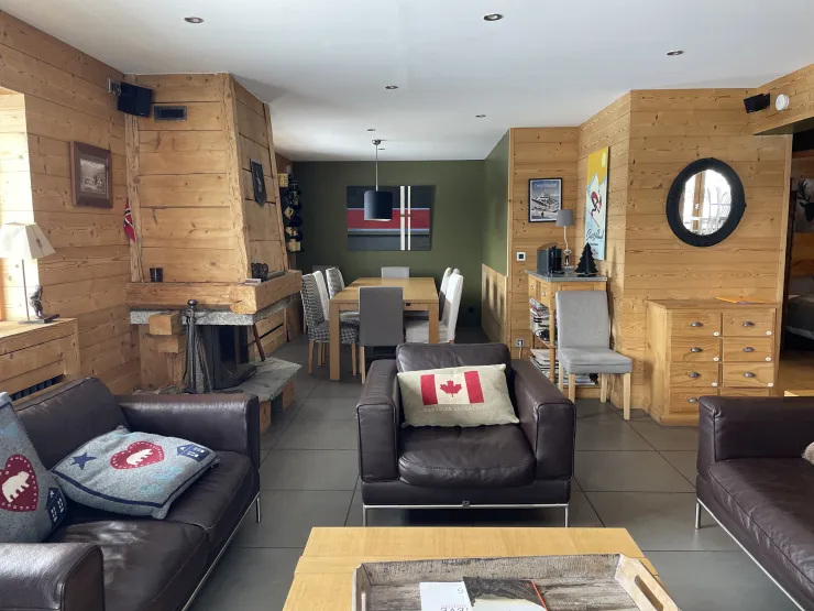 Le salon / salle à manger et cheminée